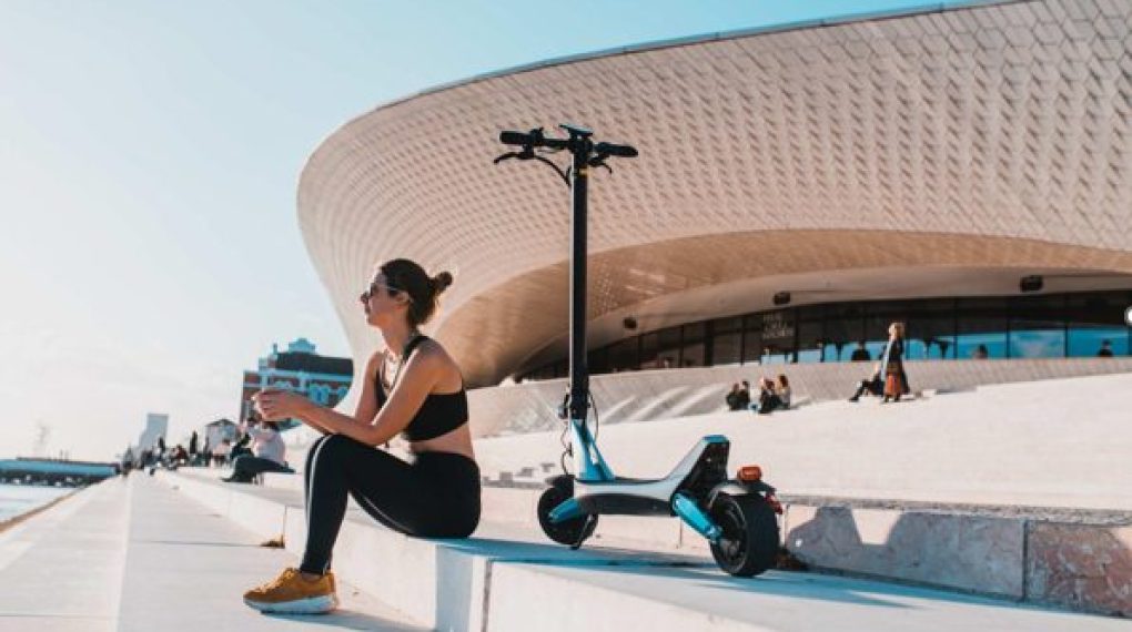 Adjustable Seat On The Varla Eagle One Motor Scooter